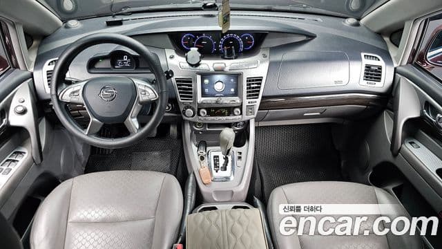 KG Mobility 코란도 투리스모 - Салон