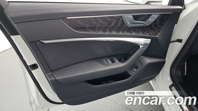 Audi A6 (C8) - Салон